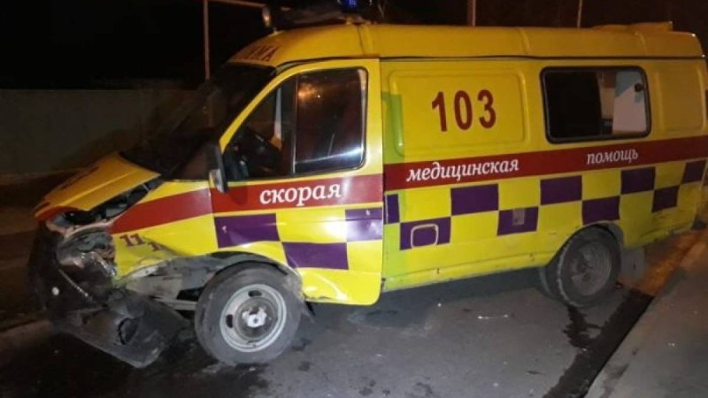 Алматыда жедел жәрдем көлігі аударылды