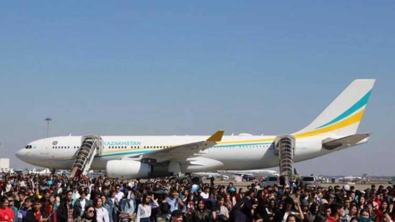 Назарбаев Алматыға келді: Оны 2000 студент күтіп алды - Қазақстан жаңалықтары