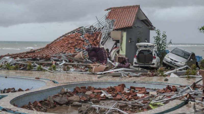 Индонезияда цунамиден 300-ге жуық адам қаза тапты