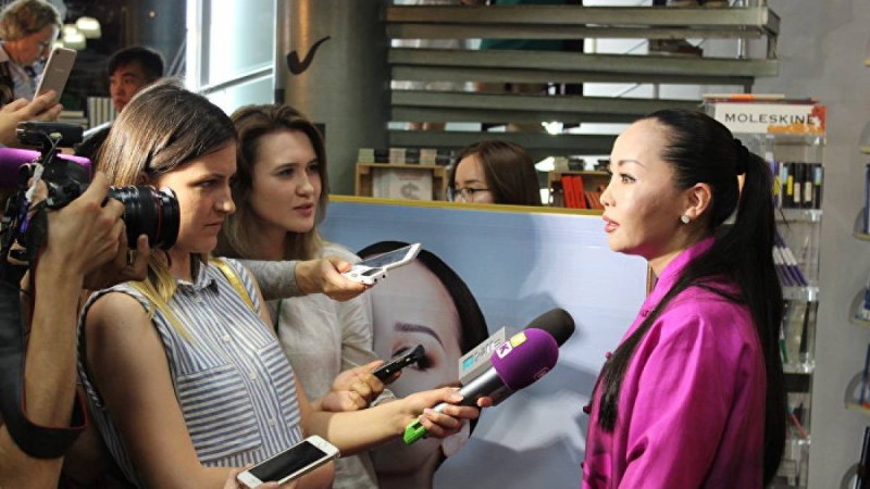 "Қандай адам екенін жақсы білем" Белгілі продюсер Баянмен арақатынасы неге суығанын айтты