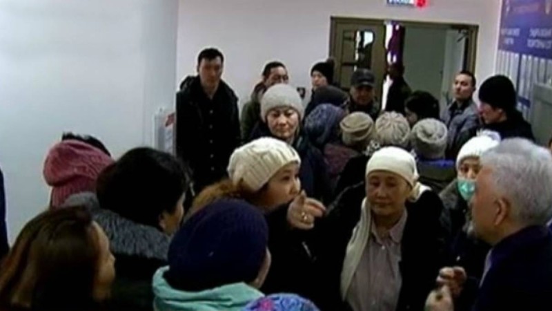 Астанада 21 мың теңге жәрдемақыны алуға асыққан аналар жұмыспен қамту орталығына ағылып, сағаттап кезекте тұрды - Қазақстан жаңалықтары