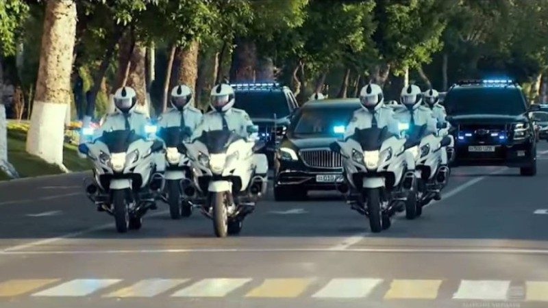 Өзбекстан президенті Тоқаевты күтіп алған сәтін парақшасында жариялады (видео)