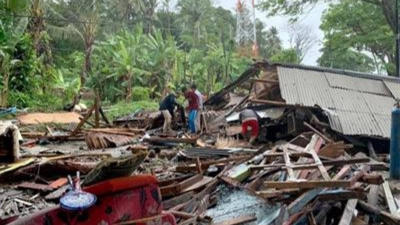 Жойқын цунами концерт өтіп жатқан сахнаны шайып кетті