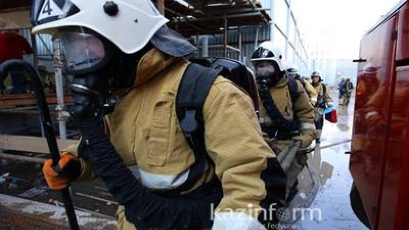 Алматыда 3 қабатты ғимарат өртеніп жатыр