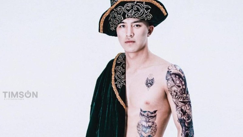 "Шырынның ағасы": Жартылай шапан киген жалаңаш жігіт сынның астында қалды (фото)