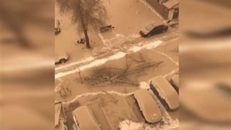 Аспаннан қоңыр түсті қар жауды