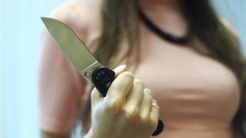 Ақтауда әйел туған інісіне пышақ сұғып алды