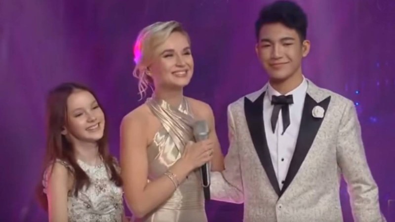 Данэлия Төлешова Қытайда Полина Гагаринамен бірге өнер көрсетті (видео)