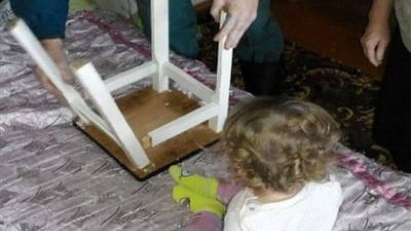 Қостанайда орындыққа сәбидің басы қысылып қалды