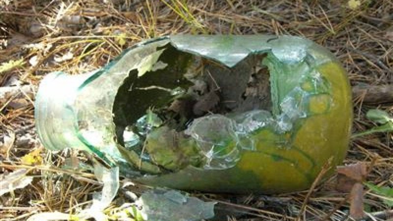 Семейде 10-қабаттан банкі лақтырып, кішкентай баланы жарақаттаған