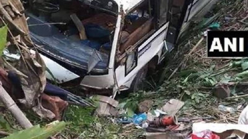 Адамдар толы автобус шатқалға құлап кетті