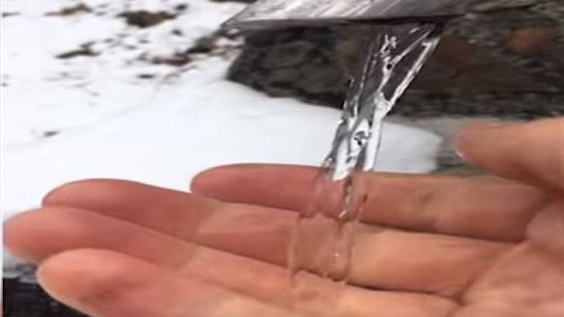 Су ағып тұр ма, әлде қатып қалған ба? 