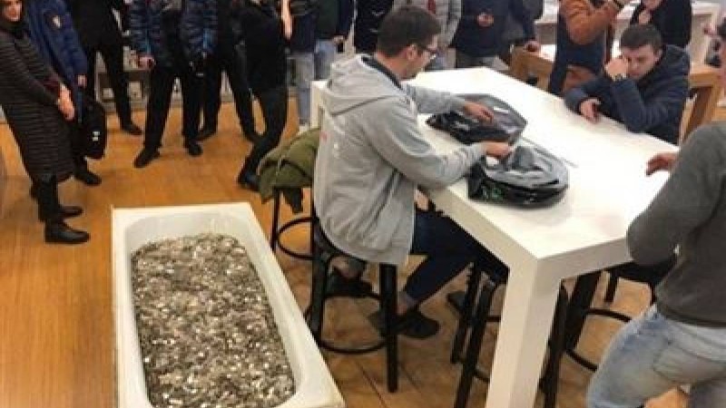 Ер адам бір ванна тиын беріп смартфон сатып алды