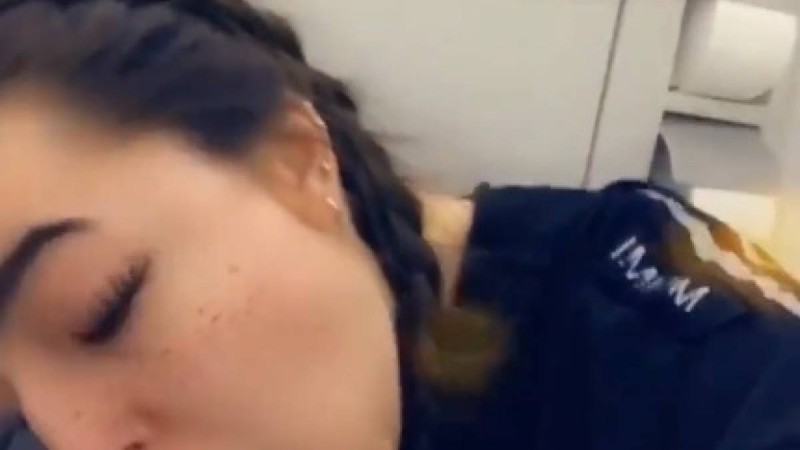 Ұшақ жолаушысы дәретхананың орындығын жалап, танымал болды - Қазақстан жаңалықтары