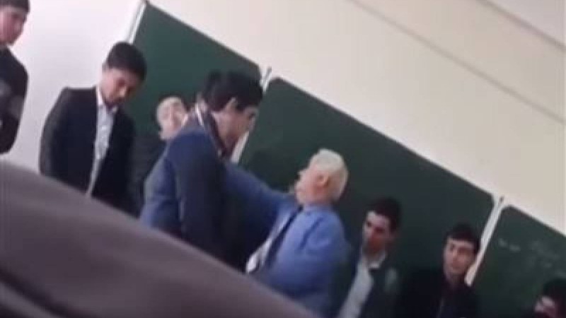Мұғалім галстуксіз келген студенттерді ұрып-соқты