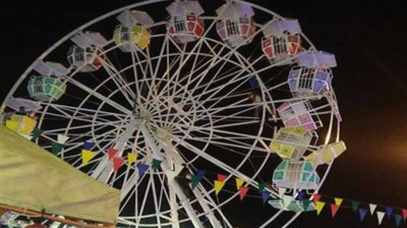 Ішінде адамдары бар аттракцион төңкеріліп кетті