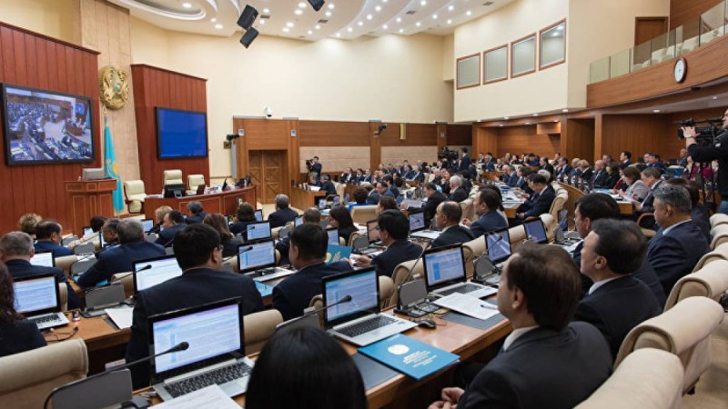 депутаттар ата-аналардың зейнет жасын төмендетуді сұрады