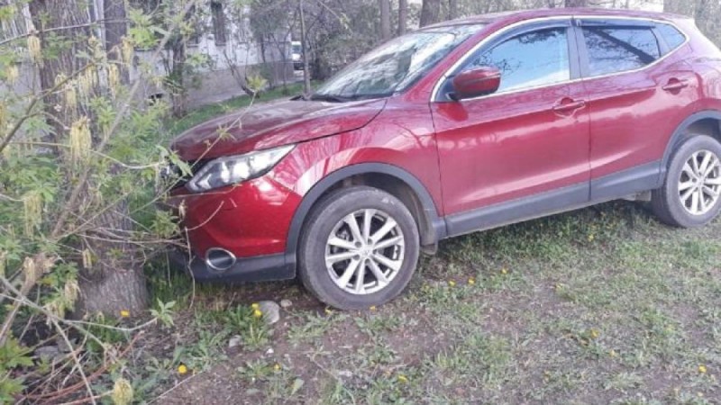 Алматыда рөлде отырған қыз есінен танып қалды: көлік ағашқа соғылған