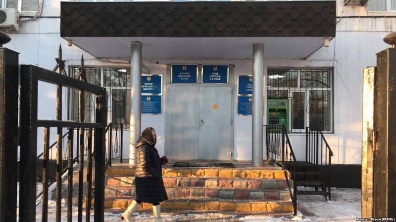 Ақтөбеде "оқушыға қол жұмсаған" инспектордың соты басталды