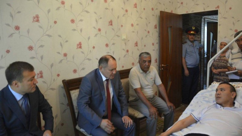 Төсекке таңылған шымкенттік полицейге пәтер берілді - Қазақстан жаңалықтары