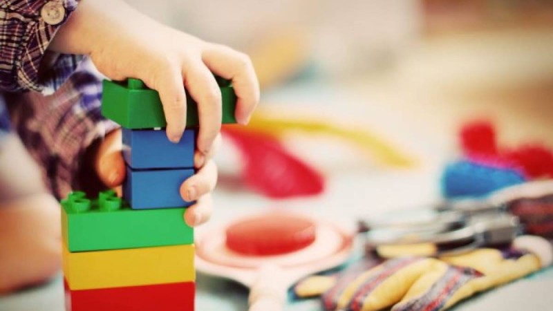 тәрбиешінің бүлдіршінді ұрған сәті видеоға түсіп қалды