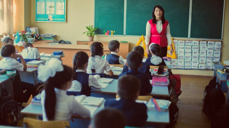 Қазақстанда мұғалім абыройына нұқсан келтіргені үшін айыппұл салуды ұсынады