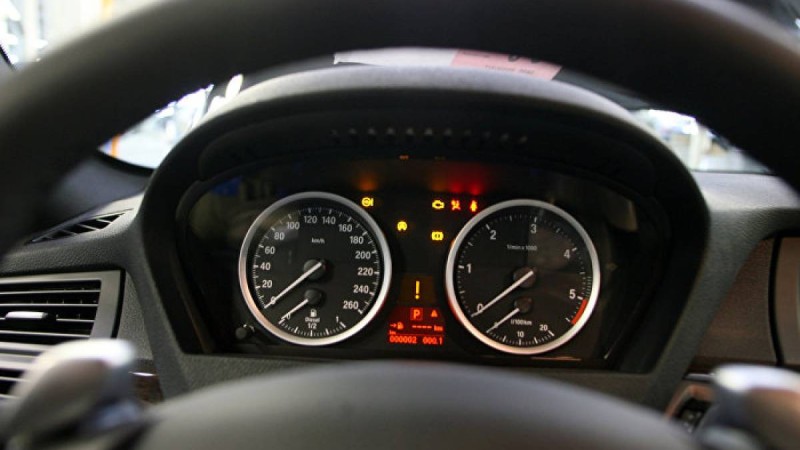 Сәбиін құшағына алып, көлік айдаған көпбалалы ана жұрттың ызасына тиді – видео