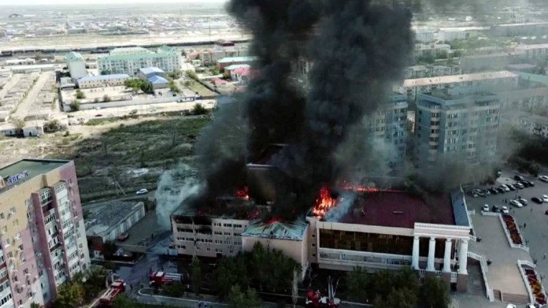 Атырау театрында өрттің неден шыққаны белгілі болды
Қазір театр аумағы қоршауға алынған