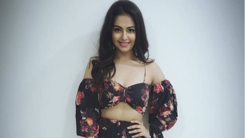 Жартылай жалаңаш денесін көрсеткен "Ананди" желіні жарды (фото)