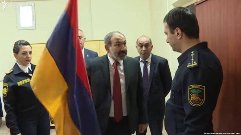 Кірленген туды көрген Пашинян кеңсе қызметкерлерін жұмыстан қуды