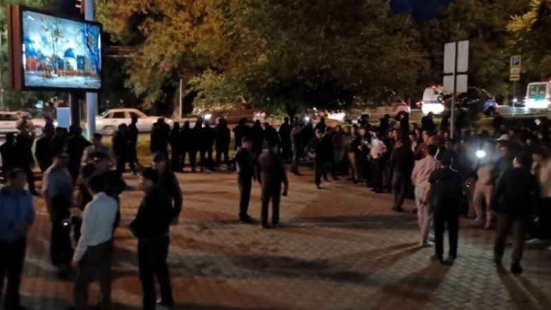 ІІМ: Қазақстанда митингі кезінде 400 мыңға жуық азамат ұсталды
                                ІІМ: Алаңға жиналған азамттар полицелерді таяқпен, арматурамен ұрды