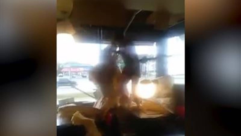 Кафенің шатырынан шалбарсыз құлаған ұры елді шошытты