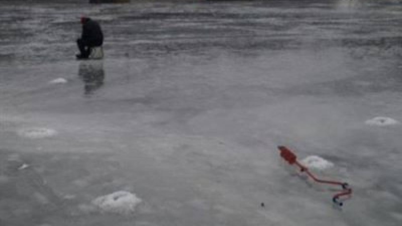 ШҚО-да балық аулап отырған зейнеткер мұз астына кетті