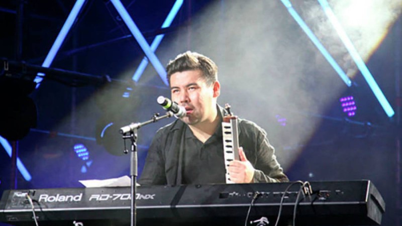 "Мені іздеп келді" Ренат Гайсин өзін әнші Динаяға қосқандарға жауап берді- видео