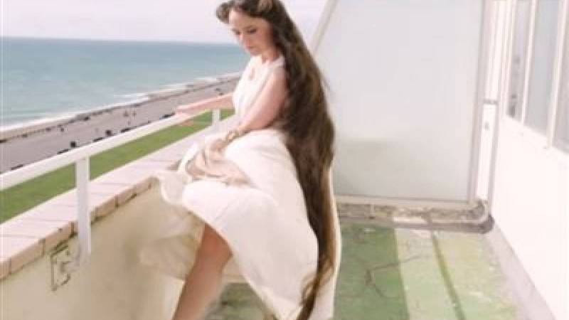 Әйел шашын өсіру үшін 20 жыл бойы жумаған