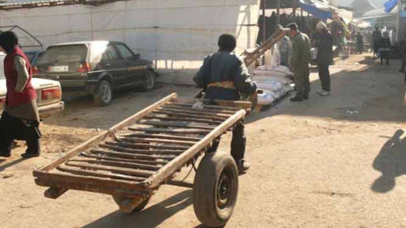 Қырғыз үкіметі кедей отбасыларына 1400 доллар көлемінде көмек беруді ұсынды