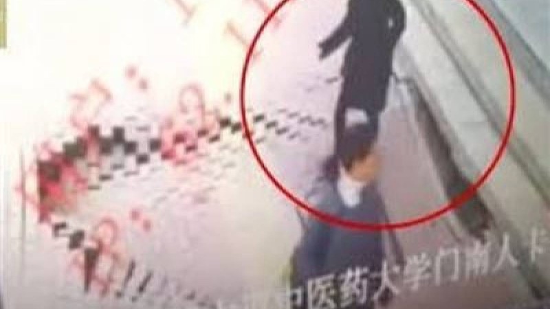 Көшеде келе жатқан әйелді жер жұтып қойды