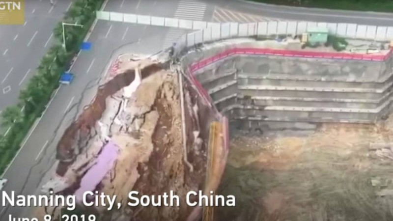 Қытайда қала ішіндегі жол ортасынан опырылып түсті– қорқынышты видео