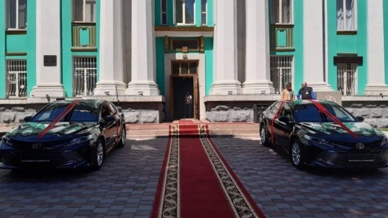 Тоқаев өзін қолдаған Жазушылар одағына екі көлік сыйлады
                                Жазушылар одағы Қасым-Жомарт Кемелұлының әр бастамасын әрдайым қолдап келеді