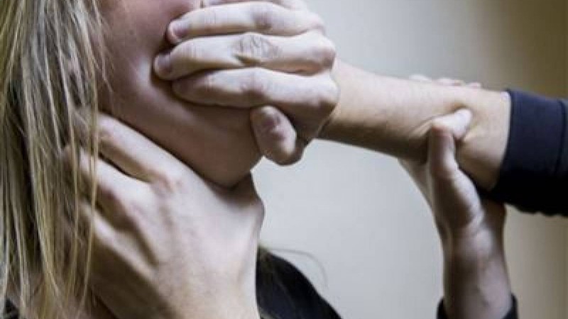 Өскеменде 50 жастағы ер адам әйелді ұрып, кейін зорлаған