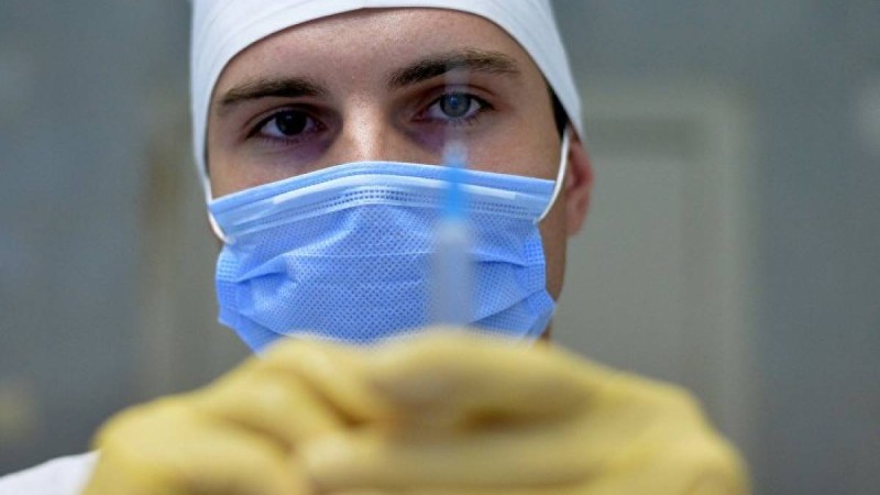 Бір жасар қыз екпеден кейін көз жұмды: дәрігерлер себебін түсіндірді