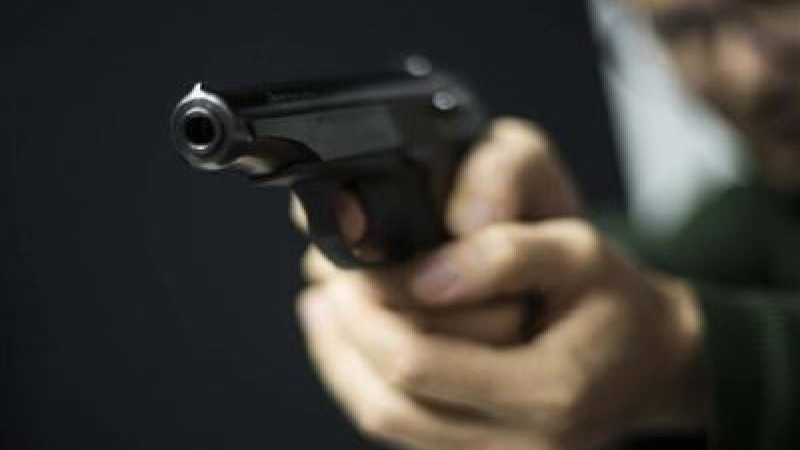 Ер адам ойыншық тапаншамен дүкен тонаған