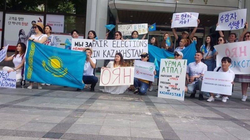 Сеулдегі қазақстандықтар наразылық кезінде ұсталғандарды қолдап, акция өткізді