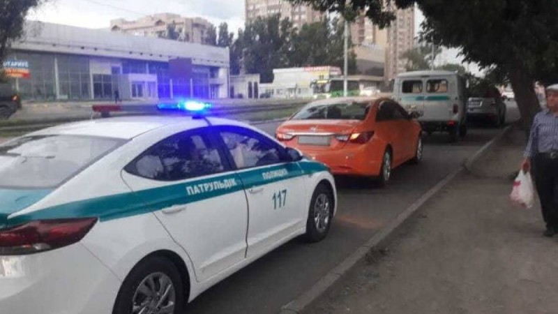 Алматыда бойжеткен полицейді қағып кетті