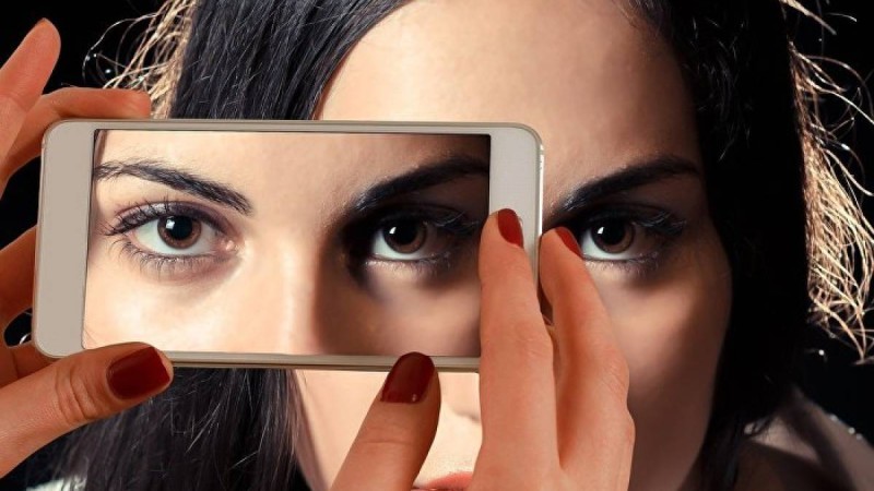 Дәрігерлер қыздың көзінен 4 ара алып шықты: жәндіктер оның жасымен қоректенген