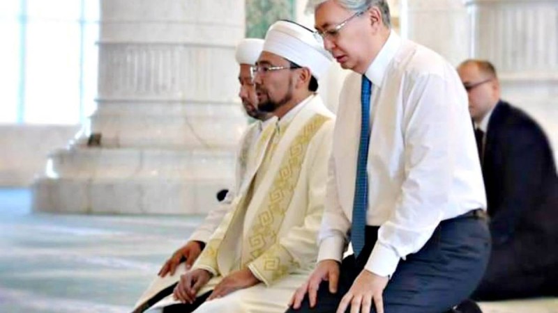 «Жаратушының барына сенемін»: Тоқаев тыйым салынған жерден Құранды қалай алып өткенін айтты
Әкесі бірде одан Құран кітабы мен таспаға жазылған сүрелерді әкеліп беруді сұраған