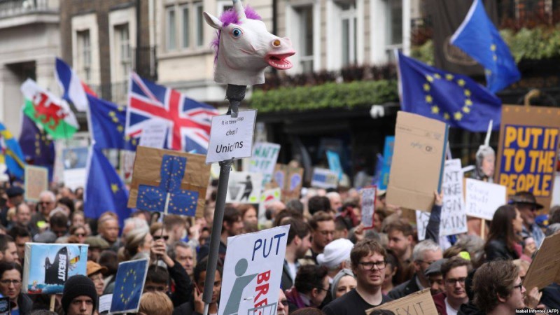 Лондонда мыңдаған азамат қайта референдум өткізуді талап етті