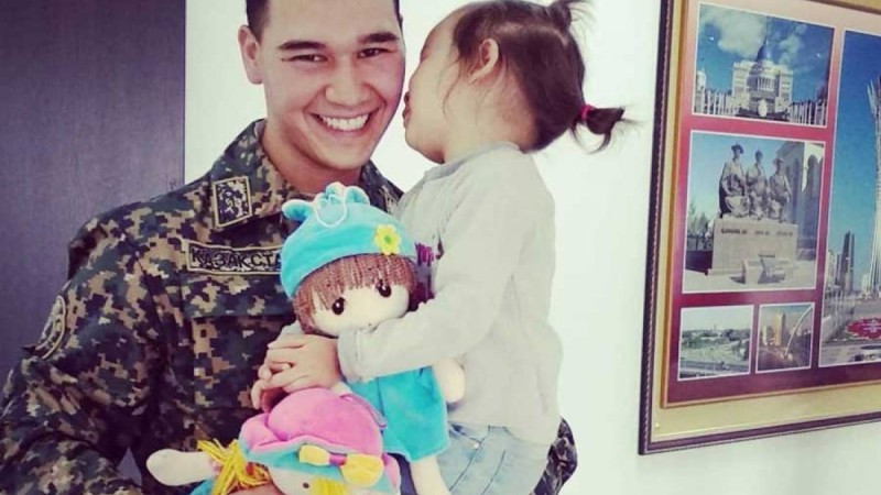 Жауынгер мен қыз: Қазнетті шулатқан қаһармандар Нұр-Сұлтанда кездесті
                                Жауынгер Шәміл Хасанов қызға қуыршақ пен тәтті шоколад сыйлады