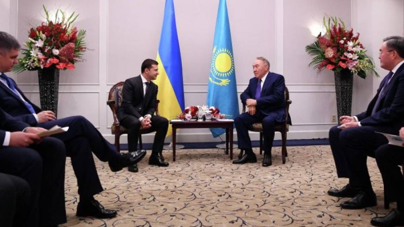 Назарбаев Зеленскиймен не туралы сөйлесті