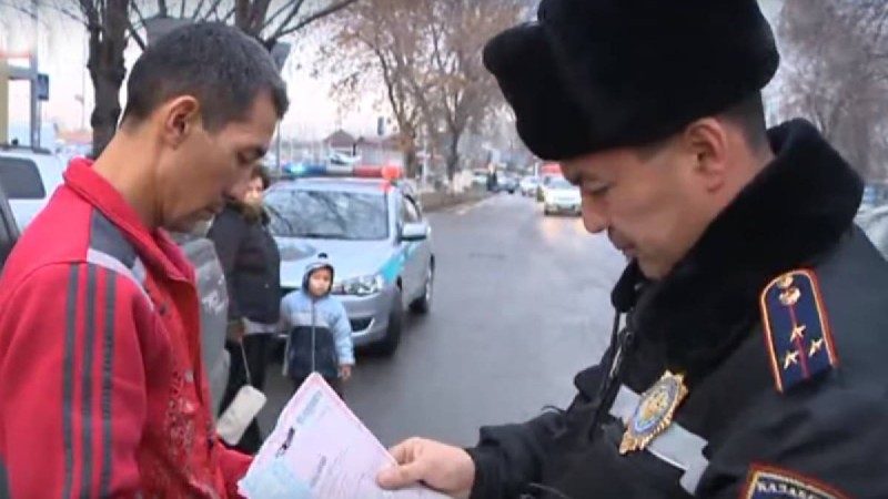 Алматыда ақша бопсалағандарды ұстауға барған полицейлер жараланды - Қазақстан жаңалықтары